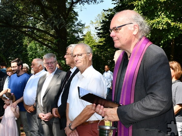 Die Honoratioren am Soldatenkreuz (v.r.) Pfarrer und GdG-Leiter Erik  Pühringer, Bürgermeister Dr. Hans-Peter Schick, Vizebürgermeister Günter Kornell, Ortsbürgermeister Günther Schulz, Fraktionsvorsitzender Peter Kronenberg und Ratsherr Michael Averbeck. Foto: Manfred Lang/pp/Agentur ProfiPress