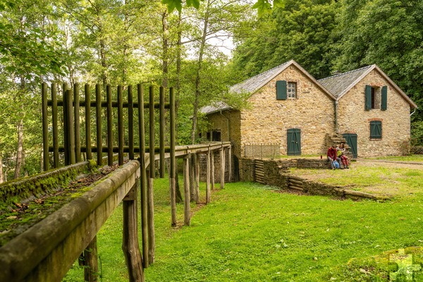 Bei gutem Wetter vor, bei schlechtem Wetter in den Nettersheimer Werkhäusern lesen Rudi Jagusch und Manni Lang heute Abend neue Eifelkurzkrimis. Die Veranstaltung findet im Rahmen des Festivals „Nordeifel Mordeifel“ statt und gilt seit heute Morgen als ausverkauft. Foto: Dominik Ketz/NeT/pp/Agentur ProfiPress