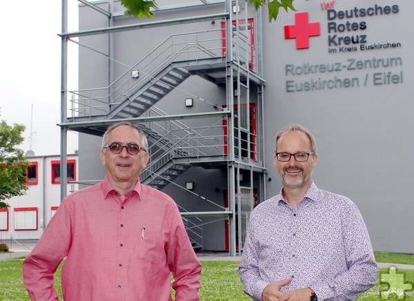 Kreisgeschäftsführer und Mechernicher Ortsvereinsvorsitzender Rolf Klöcker (r.) und DRK-Kreisvorsitzender Karl Werner Zimmermann lasen zur Rotkreuzjahreshauptversammlung ins Mechernicher Rotkreuz-Zentrum am Girard-Ring ein. Archivfoto: Steffi Tucholke/pp/Agentur ProfiPress