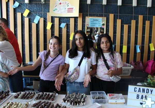 An verschiedenen Ständen sorgten Mitglieder der Schulgemeinschaft für ein breites kulinarisches Angebot, so etwa Schülerinnen der Jahrgangsstufe sechs mit ihrer „Candybar“, die Schokospieße und Popcorn beinhaltete. Foto: privat/pp/Agentur ProfiPress