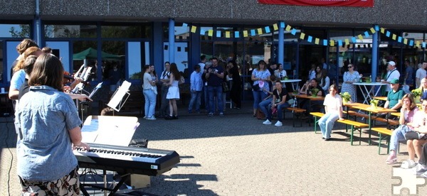 Anlässlich des 60-jährigen Jubiläums des Mechernicher Gymnasiums Am Turmhof (GAT) fand bei schönstem Spätsommer-Wetter ein Schulfest mit anschließendem Ehemaligentreffen statt. Für Unterhaltung sorgte unter anderem das GAT-Orchester. Foto: privat/pp/Agentur ProfiPress