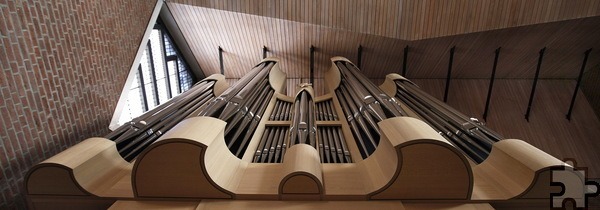 Die Orgel in St. Michael wurde 2009 bis 2011 von dem Orgelbauer Romanus Seifert aus Kevelaer erbaut. Das Schleifladen-Instrument hat 29 Register und zwei Nebenregister auf zwei Manualen und Pedal. Die Trakturen sind mechanisch. Foto: Volker Prinz/pp/Agentur ProfiPress