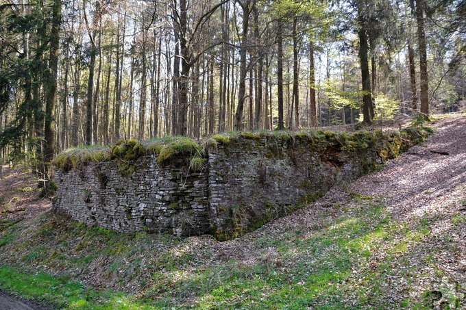 Die ehemalige Skisprungschanze in Hellenthal-Hollerath ist eine der sechs Stationen der diesjährigen Tour, von ihr ist heute der Schanzentisch noch gut zu erkennen. Eine weitere Station ist das alte Burghaus in Mechernich-Kallmuth. Foto: Wolfgang Wegener/LVR-ABR/pp/Agentur ProfiPress