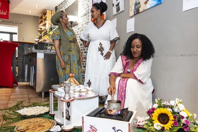 Zum Sommerfest im Café Henry des Euskirchener Rotkreuzhauses präsentierten Ruta Tewelde (v.l.), Metemet Haile und Buzunech Werku eine Kaffeezeremonie wie sie in ihrem Heimatland Eritrea zelebriert wird. Foto: Ronald Larmann/pp/Agentur ProfiPress 