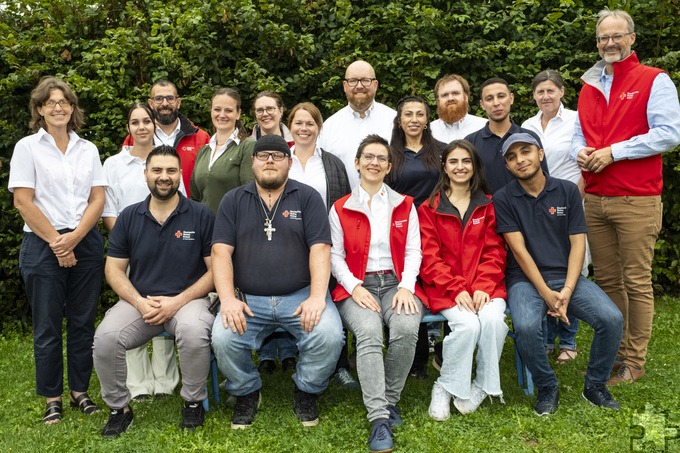 Das Team Migration / Integration des Euskirchener DRK-Kreisverbands um Boris Brandhoff (hinten M.) hatte zum Sommerfest eingeladen. Als Gast war auch DRK-Kreisgeschäftsführer Rolf Klöcker (r.) gerne gekommen. Foto: Ronald Larmann/pp/Agentur ProfiPress