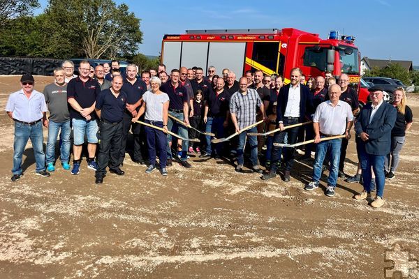 Anderer Ort, ähnliches Bild: Zum Spatenstich für das neue Feuerwehrgerätehaus Bleibuir hatten die Kameraden ein Löschfahrzeug dorthin gestellt, wo mal die Fahrzeughalle entsteht. Foto: Ronald Larmann/pp/Agentur ProfiPress