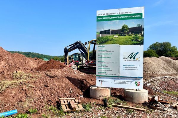 Mit finanzieller Unterstützung des Bundes und des Landes Nordrhein-Westfalen, ist neben einigen weiteren Rahmendaten auf den Bauschildern zu lesen – hier das in Kommern. Foto: Ronald Larmann/pp/Agentur ProfiPress