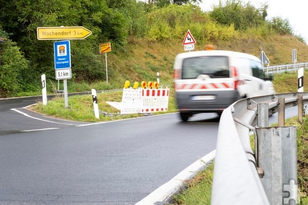 Die Baustellenbaken stehen schon bereit: Ab Montag, 16. September, wird die Kreisstraße 44 zwischen Iversheim und Wachendorf für Sanierungsarbeiten gesperrt. Foto: Ronald Larmann/pp/Agentur ProfiPress