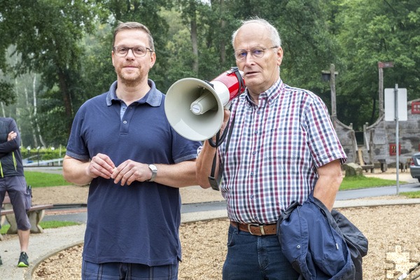 Mit Megafon und starker Stimme gab Bürgermeister Dr. Hans-Peter Schick den Startschuss für die Laufaktion, neben ihm Schulleiter Micha Kreitz. Foto: Ronald Larmann/pp/Agentur ProfiPress