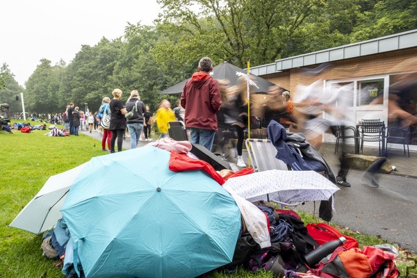 Laufstarke Schülerinnen und Schüler des Gymnasiums Am Turmhof drehten beim Sponsorenlauf im Mühlenpark Runde um Runde, damit ein Kleinbus angeschafft werden kann. Das bisschen Regen schreckte sie nicht ab. Foto: Ronald Larmann/pp/Agentur ProfiPress