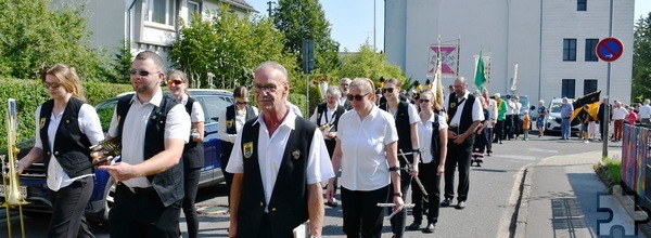 Die Kirmessonntagsprozession zum Friedhof startete auf dem Vorplatz der Pfarrkirche St. Johannes Baptist. Das Rote Kreuz betrieb einen Shuttleservice für ältere Mitbürger und solche, die nicht gut zu Fuß sind. Foto: Manfred Lang/pp/Agentur ProfiPress 