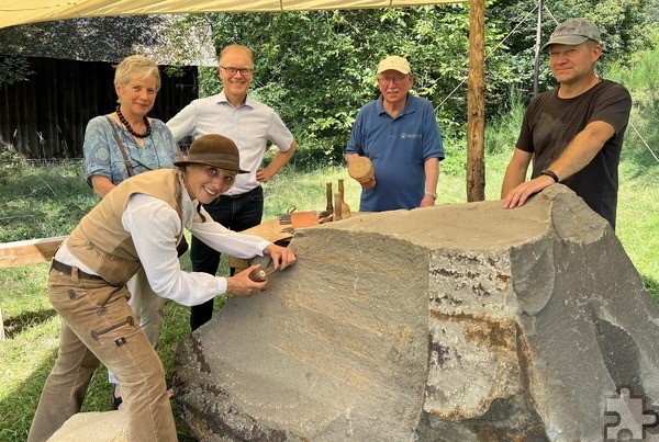 Dieser Stein aus Grauwacke soll ein Denkmal für den im vergangenen Oktober verstorbenen Universitätsprofessor und Eifelförderer Wolfgang Schumacher werden. Von links Museums-Steinmetzin Ulrike Glaubitz (v.li.), Schumachers Witwe Rita, Museumsleiter Dr. Carsten Vorwig sowie Ralf Sawatzki von der NRW-Stiftung und Axel Jakob. Foto: Michael Nielen/pp/Agentur ProfiPress