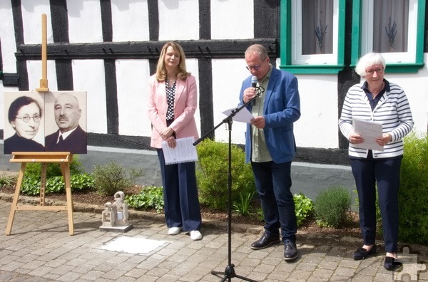 Schon oft haben (v. r.) Gisela Freier, Rainer Schulz und Elke Höver mitsamt Wolfgang Freier von der „Arbeitsgruppe Forschen-Gedenken-Handeln“ dafür gesorgt, dass Opfern des NS-Regimes in Mechernich und Umgebung gedacht wurde – wie hier in Hostel vor wenigen Monaten mit vielen Teilnehmern. Foto: Henri Grüger/pp/Agentur ProfiPress