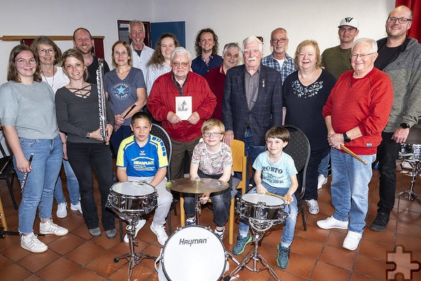 Die bunt gemischte Truppe mit drei Nachwuchsmusikern um Tambourführer Walter Schäfer (hinten links, weißes Hemd) freut sich auf das Geburtstagsfest am Samstag, 5. Oktober, in der Kommerner Bürgerhalle. Foto: Ronald Larmann/pp/Agentur ProfiPress