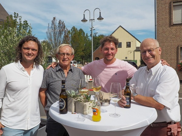 Die Stimmung war ausgelassen, wie hier am Tisch mit (v. l.) Björn Schäfer, dem Kommerner Ortsbürgermeister Rolf Jaeck, Dirk Weiermann und Bürgermeister Dr. Hans-Peter Schick. Foto: Privat/pp/Agentur ProfiPress