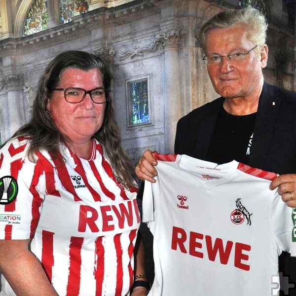 Der Stadionsprecher überreichte ein FC-Trikot an Fanclub-Vize-Vorsitzende Sandra Igel. Foto: Reiner Züll/pp/Agentur ProfiPress