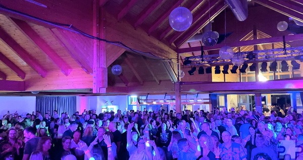 Die bekannte Kommerner Ü30-Party findet in diesem Jahr am Mittwoch, 2. Oktober, in der örtlichen Bürgerhalle statt. Die Musik reicht von 80er-Klassikern über 90er-Hits bis zur besten Musik der 2000er. Foto: Veranstalter/pp/Agentur ProfiPress