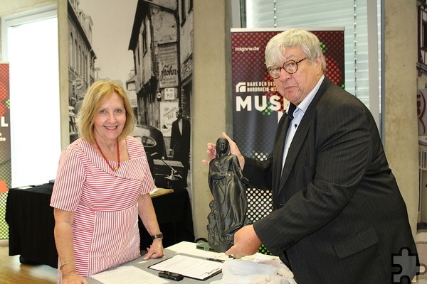 Günter Kornell (r.), stellvertretender Bürgermeister der Stadt Mechernich, übergab Dr. Gabriele Uelsberg vom Haus der Geschichte NRW in Düsseldorf im Namen der Stadt Mechernich eine Figur der heiligen Barbara für eine Dauerausstellung. Foto: Rike Piorr/pp/Agentur ProfiPress