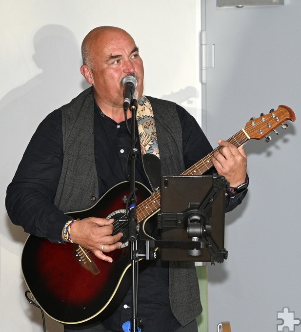 Für gute Stimmung sorgte Musiker Frank Jenniches. Schnell steckte er das Publikum an, das teils im Chor mitsang. Foto: Henri Grüger/pp/Agentur ProfiPress