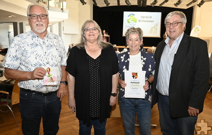 Günter Kornell (r.), stellvertretender Bürgermeister von Mechernich, gratulierte Robert Ohlerth, Rita Baumann und Manuela De-Grave. Foto: Henri Grüger/pp/Agentur ProfiPress