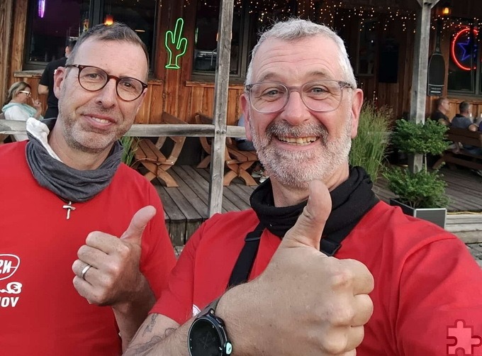 Ingo Hochgürtel (r.) und Volker Zart vor dem Restaurant in Schloss Holte Stutenbrock am Donnerstagabend, dem zweiten Tagesziel. Foto: Privat/pp/Agentur ProfiPress