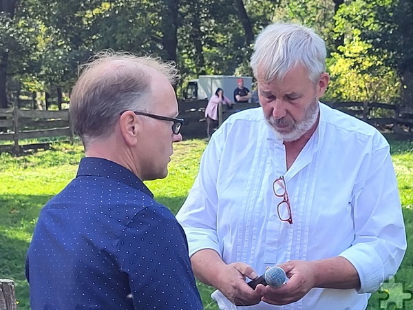 Altmuseumslandwirt Karl-Heinz Hucklenbroich (r.) moderierte, Museumschef Dr. Carsten Vorwig dankte den ehrenamtlichen Akteuren aus dem rheinischen Umland, die den Landschaftsverband Rheinland seit Jahrzehnten bei seinen Großaktionstagen unterstützen. Foto: Manfred Lang/pp/Agentur ProfiPress