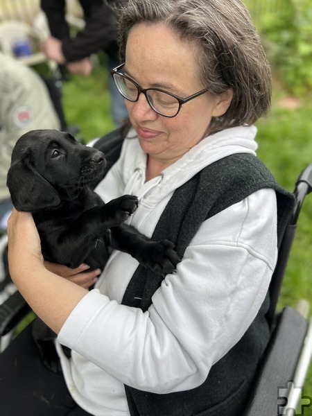 Im Vorfeld hatten die Bewohner liebevolle „Willkommenspakete“ vorbereitet, in die sie selbstgebastelte „Zergel“ (Hundespielzeug) und Kaustangen gepackt hatten. Foto: Sozialtherapeutischer Dienst/CIC/pp/Agentur ProfiPress