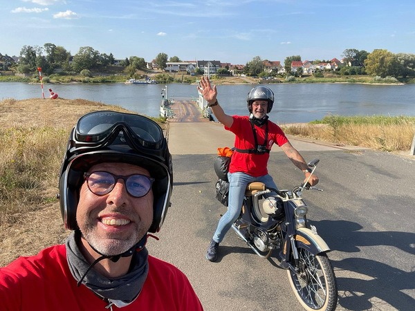 Nach der Weserüberquerung am Vortag setzten die Eifeler Berlin-Fahrer am Samstag in Rögatz mit der Fähre über die Elbe. Selfie: Volker Zart/pp/Agentur ProfiPress