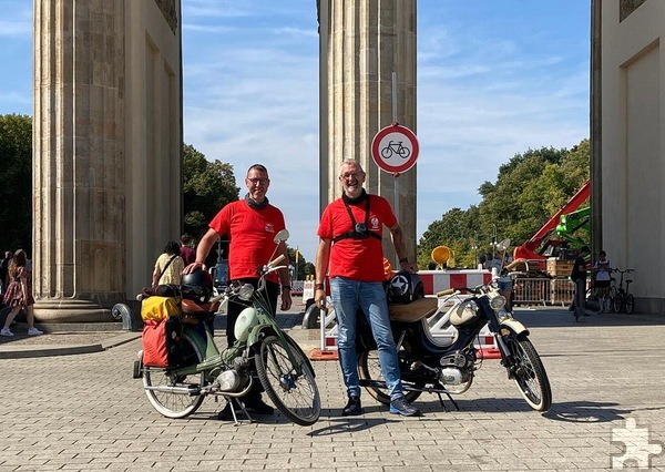 „Wir sind zwei Berliner“ scheinen Volker Zart (l.) und Ingo Hochgürtel ausdrücken zu wollen, nachdem sie mit ihren Moped-Oldtimern ihr Ziel, das Brandenburger Tor, nach 636 Kilometern Landpartie am Sonntag erreicht haben. Foto: Privat/pp/Agentur ProfiPress