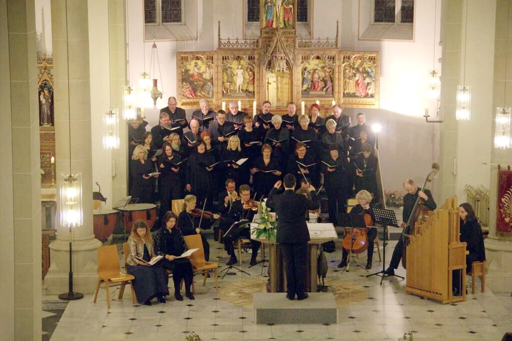 Das Bild entstand bei einer früheren Aufführung des Kirchenchores Kuchenheim mit Kammerorchester. Jetzt intoniert die Chorgemeinschaft anlässlich des mindestens 160-jährigen Jubiläums von „St. Cäcilia Kuchenheim“ eine musikalische Mozartmesse mit Solisten. Foto: Privat/pp/Agentur ProfiPress