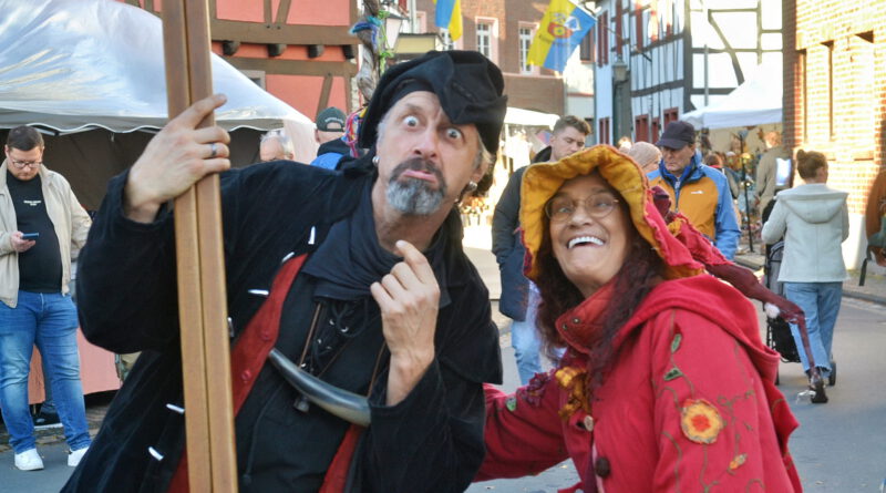 Die Kommerner Kombination funktioniert prächtig: Hexe Cara und Pirat Markus sorgten als Walking-Act für stimmungsvolle Begegnungen auf dem Handwerkermarkt rund um die Bürgerhalle. Foto: Cedric Arndt/RRG/pp/Agentur ProfiPress