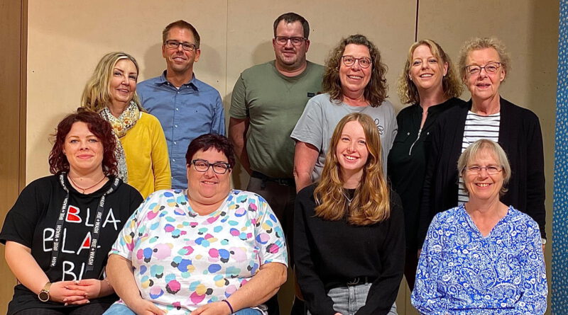 Das Ensemble des Bergbuirer Barbaratheaters mit (hinten v.l.) Gisela Geller, Christian Schorn, Daniel Schlüpner, Sabine Schmitz, Sandra Jansen und Regisseurin Rita Gransow, vorne von links Jessica Bauer, Iris Schlüpner (Souffleuse), Fiona Kerp und Marita Dorweiler. Es fehlen Konrad Beul, Marlene Beul (Souffleuse), Heinz Gerd Züll und Andreas Bremer. Foto: Christian Meyer/pp/Agentur ProfiPress