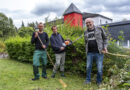 Freuen sich schon auf das Ergebnis der Parkverschönerung rund um Haus Maria: Martin Kriechel (v.l.) und Florian Grabensee von der Gartenarbeitsgruppe sowie Beiratsmitglied Bernd Meuser. Foto: Ronald Larmann/pp/Agentur ProfiPress