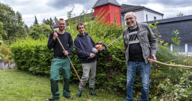 Freuen sich schon auf das Ergebnis der Parkverschönerung rund um Haus Maria: Martin Kriechel (v.l.) und Florian Grabensee von der Gartenarbeitsgruppe sowie Beiratsmitglied Bernd Meuser. Foto: Ronald Larmann/pp/Agentur ProfiPress