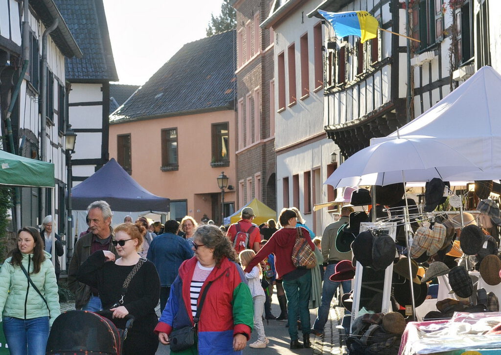 Die Kommerner Kirmes ist kein alter Hut, sondern erfindet sich immer wieder neu. Dieses Jahr boten Cornelia Jaeck und ihre Mitstreiter/innen 85 verschiedene Attraktionen auf den Handwerkermarkt, Ortsbürgermeister Rolf Jaeck bezifferte für das Vereinskartell die Zahl der Kirmesbuden und Fahrgeschäfte auf 32. Foto: Cedric Arndt/RRG/pp/Agentur ProfiPress