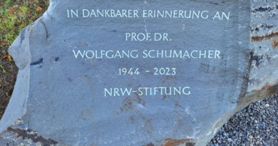 Ulrike Glaubitz, die Steinmetzin des Rheinischen Freilichtmuseums Kommern, schuf die Inschrift, der Stein stammt aus dem Steinbruch der Familie Caspers in Schuld/Ahr und besteht aus Eifeler Grauwacke. „Er hat, genau wie er, Ecken, Kanten, Rundungen und Gewicht“, so der ehemalige LVR-Direktor und Landesminister Harry Kurt Voigtsberger. Foto: Manfred Lang/pp/Agentur ProfiPress