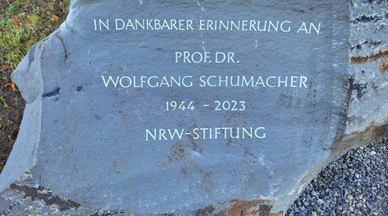 Ulrike Glaubitz, die Steinmetzin des Rheinischen Freilichtmuseums Kommern, schuf die Inschrift, der Stein stammt aus dem Steinbruch der Familie Caspers in Schuld/Ahr und besteht aus Eifeler Grauwacke. „Er hat, genau wie er, Ecken, Kanten, Rundungen und Gewicht“, so der ehemalige LVR-Direktor und Landesminister Harry Kurt Voigtsberger. Foto: Manfred Lang/pp/Agentur ProfiPress