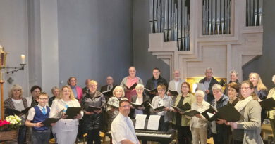 Volker Prinz (m,) mit seiner Kantorei Kirchheim und Kuchenheim, die von den Kirchenchören beider großen Pfarreien St. Martin und St. Nikolaus gebildet wird. Das Ensemble singt am 3. November um 11 Uhr Mozarts berühmte „Spatzenmesse“. Foto: Privat/pp/Agentur ProfiPress