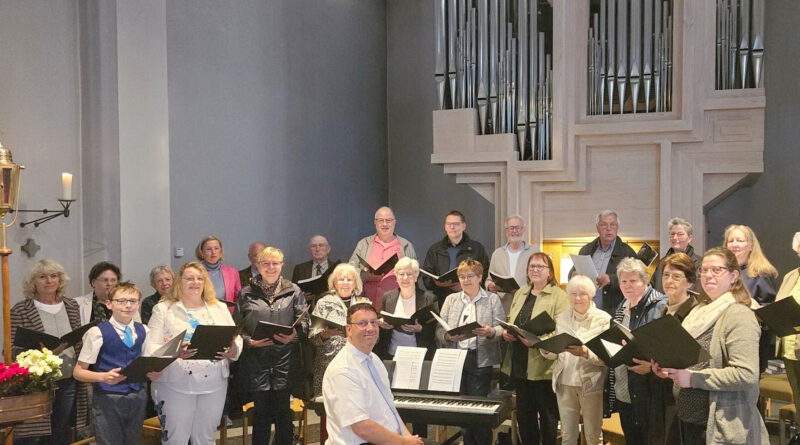 Volker Prinz (m,) mit seiner Kantorei Kirchheim und Kuchenheim, die von den Kirchenchören beider großen Pfarreien St. Martin und St. Nikolaus gebildet wird. Das Ensemble singt am 3. November um 11 Uhr Mozarts berühmte „Spatzenmesse“. Foto: Privat/pp/Agentur ProfiPress