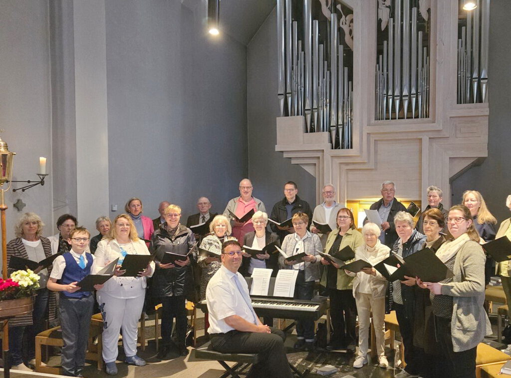 Volker Prinz (m,) mit seiner Kantorei Kirchheim und Kuchenheim, die von den Kirchenchören beider großen Pfarreien St. Martin und St. Nikolaus gebildet wird. Das Ensemble singt am 3. November um 11 Uhr Mozarts berühmte „Spatzenmesse“. Foto: Privat/pp/Agentur ProfiPress