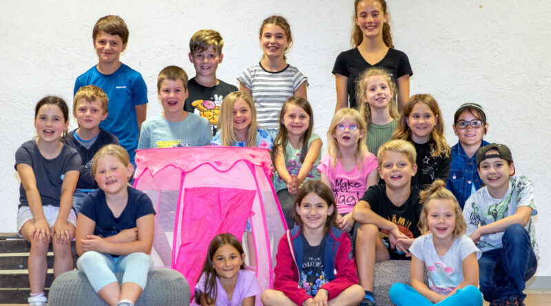 Die 19 der 20 jungen Akteure der Kindergruppe des Theatervereins „Edelweiß“ Nettersheim freuen sich auf ihre Auftritte im Märchenspiel „Die Träne der Elfe“ am Samstag, 12. Oktober, und am Sonntag, 13. Oktober im Dorfsaal. Foto: privat/pp/Agentur ProfiPress