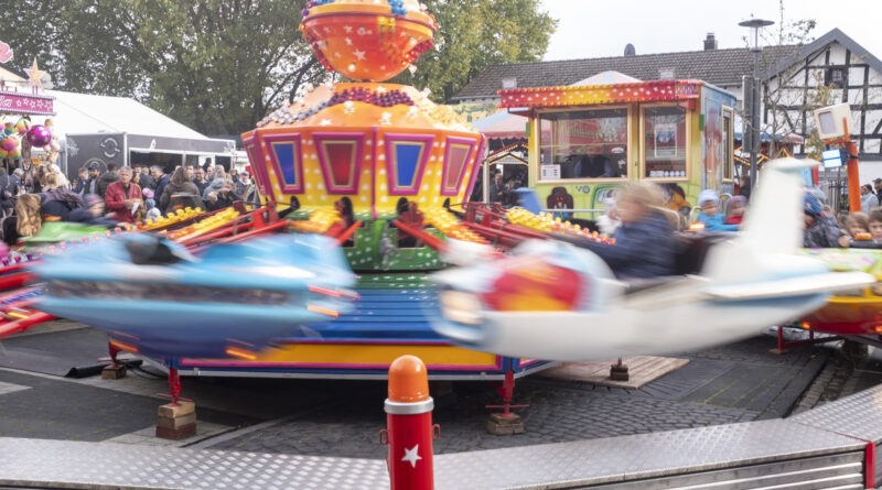 In Kommern geht es bald wieder rund: Vom 18. bis 21. Oktober wird in dem malerischen Fachwerkort Kirmes und historischer Handwerkermarkt mit ganz viel Programm gefeiert. Archivfoto: Ronald Larmann/pp/Agentur ProfiPress