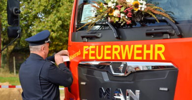 Ganz langsam enthüllte Löschgruppenführer Thomas Wolff den Namen des neuen Obergartzemer Feuerwehrfahrzeugs. Es ist seinem im Juli verstorbenen Vorgänger Konrad Hamacher gewidmet. Foto: Cedric Arndt/pp/Agentur ProfiPress