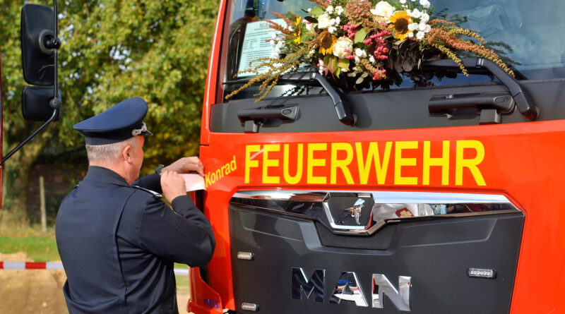 Ganz langsam enthüllte Löschgruppenführer Thomas Wolff den Namen des neuen Obergartzemer Feuerwehrfahrzeugs. Es ist seinem im Juli verstorbenen Vorgänger Konrad Hamacher gewidmet. Foto: Cedric Arndt/pp/Agentur ProfiPress