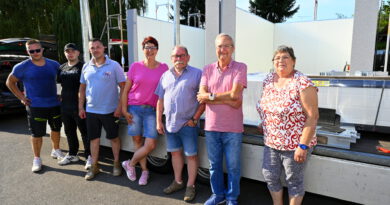 Die Wände standen schon, Dach und Rolltore des neuen Mechernicher Tafel-Logistikzentrums sollten bald folgen. Freudig nahmen der Vorsitzende Wolfgang Weilerswist (3. v. r.), sein Stellvertreter Volker Nüßmann (2. v. r.), Kassiererin und Logistik-Beauftragte Manuela Pütz (m.) und Mitarbeiterin Marina Bouss (r.) die Bauarbeiten in Augenschein. Durchgeführt wurden sie von den Mitarbeitern der Firma „AR Carport und Garagen GbR“ aus Siegen (l.). Foto: Henri Grüger/pp/Agentur ProfiPress