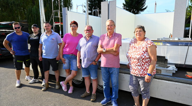 Die Wände standen schon, Dach und Rolltore des neuen Mechernicher Tafel-Logistikzentrums sollten bald folgen. Freudig nahmen der Vorsitzende Wolfgang Weilerswist (3. v. r.), sein Stellvertreter Volker Nüßmann (2. v. r.), Kassiererin und Logistik-Beauftragte Manuela Pütz (m.) und Mitarbeiterin Marina Bouss (r.) die Bauarbeiten in Augenschein. Durchgeführt wurden sie von den Mitarbeitern der Firma „AR Carport und Garagen GbR“ aus Siegen (l.). Foto: Henri Grüger/pp/Agentur ProfiPress