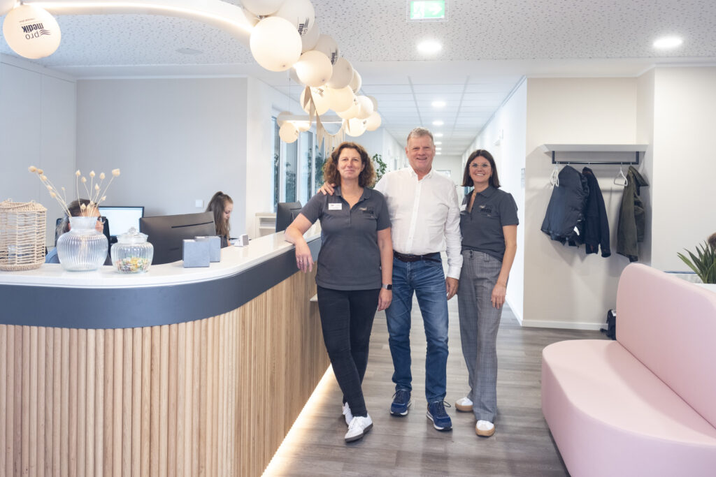 Freuen sich, dass nach erfolgreichem Umzug die Pro medik concept GmbH nun komplett am neuen Standort ist: Geschäftsführer Diederik Pauwels und die Standortchefinnen Britta Schumacher (l.) und Verena Müller. Foto: Ronald Larmann/pp/Agentur ProfiPress