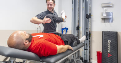 Für den leitenden Physiotherapeuten Nicolas Thome spielt Kollege Avraam Lazaridis den Patienten. Pro medik verfügt am neuen Standort am Mechernicher Bahnhof über 17 bestens ausgestattete Behandlungsräume. Foto: Ronald Larmann/pp/Agentur ProfiPress