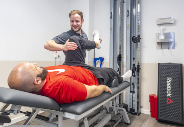 Für den leitenden Physiotherapeuten Nicolas Thome spielt Kollege Avraam Lazaridis den Patienten. Pro medik verfügt am neuen Standort am Mechernicher Bahnhof über 17 bestens ausgestattete Behandlungsräume. Foto: Ronald Larmann/pp/Agentur ProfiPress