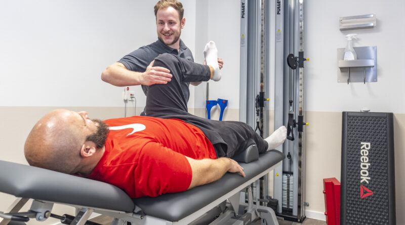 Für den leitenden Physiotherapeuten Nicolas Thome spielt Kollege Avraam Lazaridis den Patienten. Pro medik verfügt am neuen Standort am Mechernicher Bahnhof über 17 bestens ausgestattete Behandlungsräume. Foto: Ronald Larmann/pp/Agentur ProfiPress